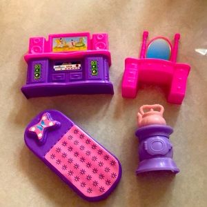 Doll house set! (Dolls not included)